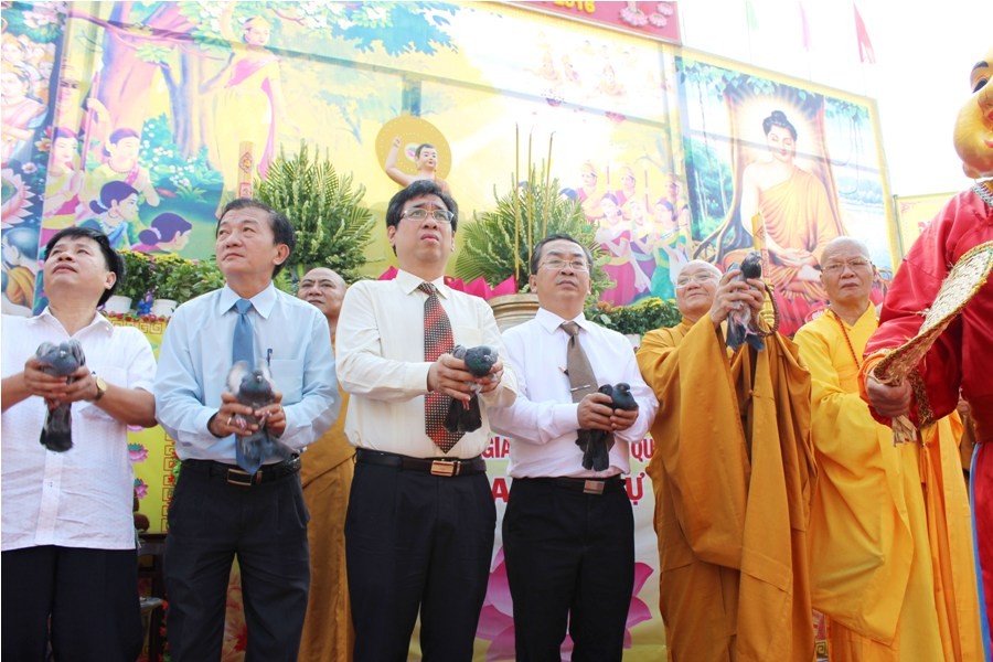 Trang nghiêm lễ Phật đản tại Q.Bình Tân ảnh 9 17bt.jpg