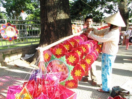 Mẹ & vầng trăng mùa Phật đản ảnh 1 phatdanvame.jpg