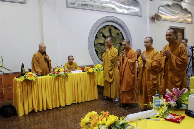 9- giảng sinh lắng nghe đạo từ của TT. Chánh chủ khảo.jpg