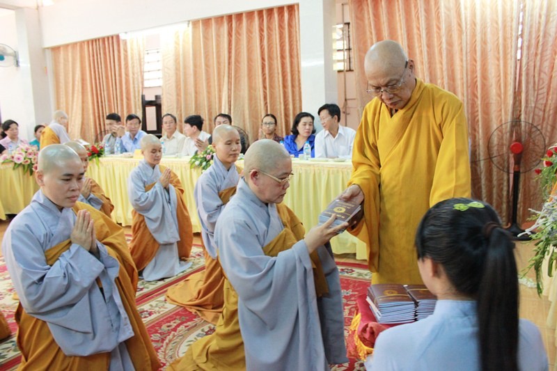 Chư Ni Q.3 tạ pháp An cư kiết hạ PL.2560 ảnh 4 9y.jpg