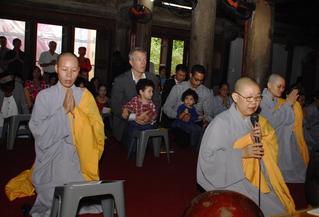 Gia đình Đại sứ Hoa Kỳ đi chùa ngày Vu lan ảnh 2 daisu my 2.jpg