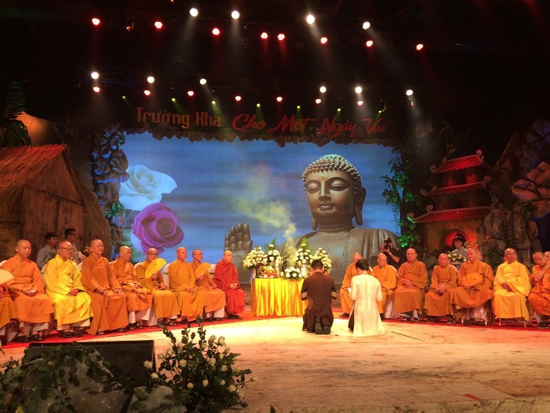 Ca sĩ Trường Kha cúng dường nhân live show ảnh 1 Truong Kha.jpg