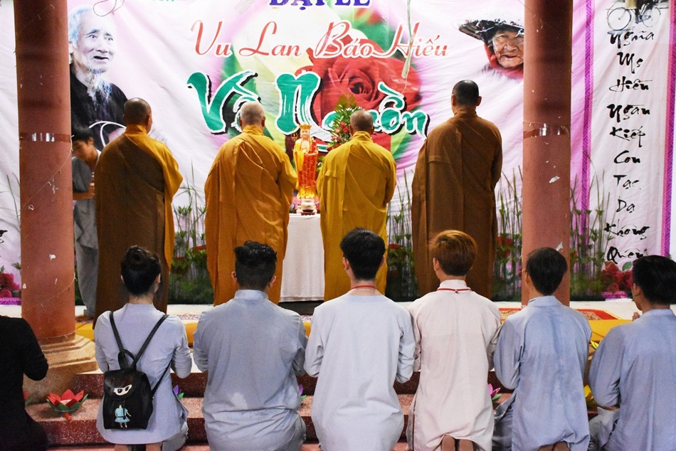 DANG HUONG BUOI LE HOAI NIEM.JPG