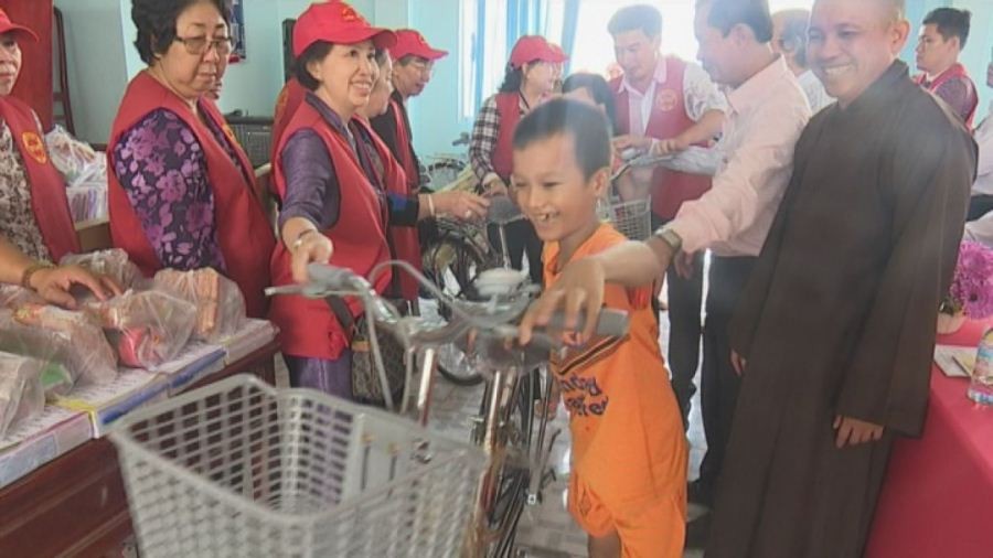 Trao xe dap cho HS ngheo tai HTN.jpg