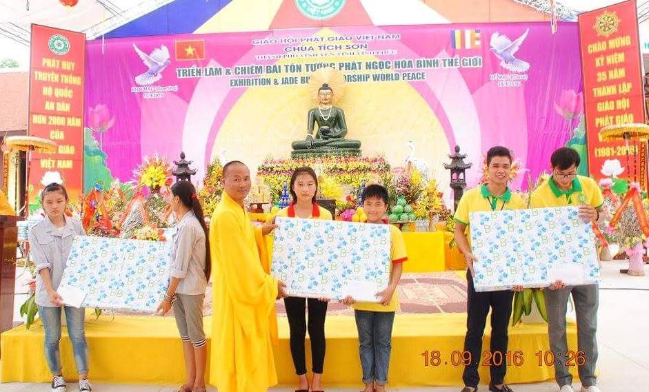 Vĩnh Phúc: Bế mạc triển lãm Phật ngọc tại chùa Tích Sơn ảnh 3 FB_IMG_1474217275219.jpg