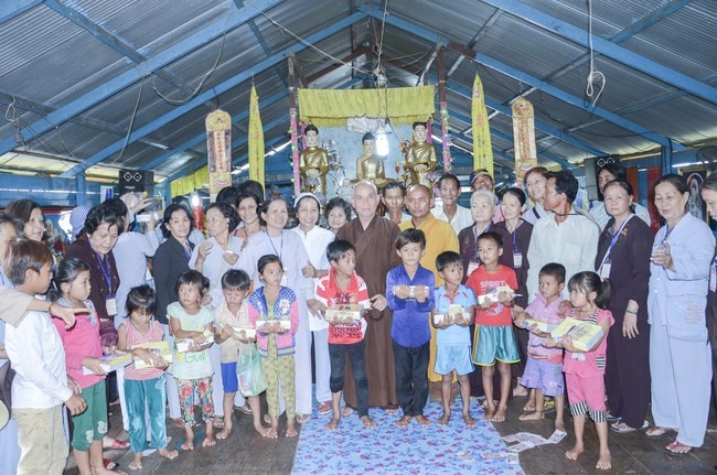 Chùa Hoằng Pháp khám bệnh, tặng quà tại Campuchia ảnh 3 54.jpg