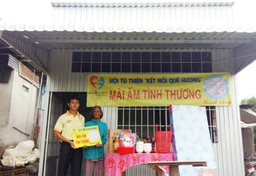 Trao nha tinh thuong cho ho ngheo o HTN.jpeg