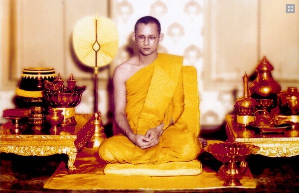 Đức vua Phật tử Thái Lan Bhumibol Adulyadej băng hà ảnh 8 monk-king-bhumibol.jpg