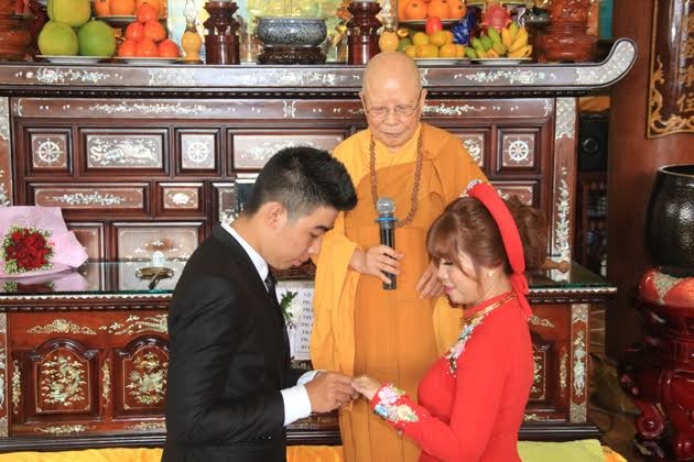 Hai đôi tân hôn làm lễ hằng thuận tại chùa ảnh 1 a2.jpg