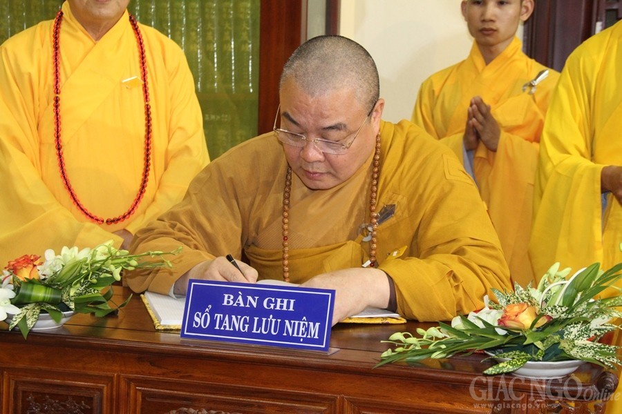 Các phái đoàn kính viếng cố HT.Thích Chơn Thiện ảnh 4 4.jpg