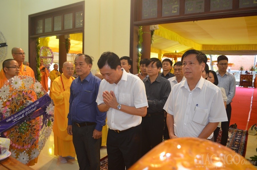 Các phái đoàn kính viếng cố HT.Thích Chơn Thiện ảnh 7 5.jpg
