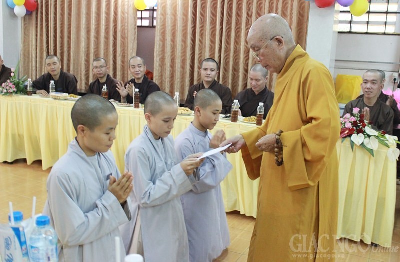Lớp sơ cấp Q.3 tri ân chư tôn đức giáo thọ sư ảnh 5 7ng.jpg