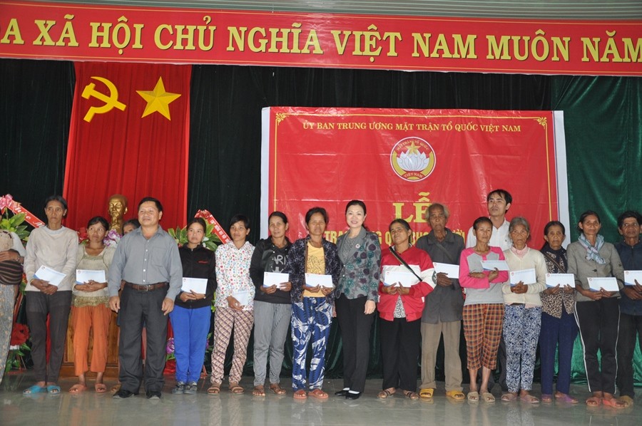 Đc Trương Thị Ngọc Ánh, Phó Chủ tịch Ủy ban Trung ương MTTQ Việt Nam trao quà cho đồng bào nghèo tại xã Đắk Pờ Xy.JPG
