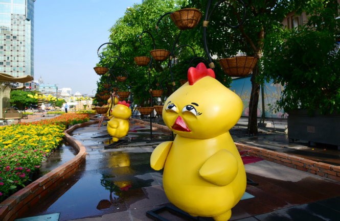 Những chú gà được trang trí dọc đường hoa - Ảnh: HỮU THUẬN Ngắm đường hoa Nguyễn Huệ Tết Đinh Dậu 2017 trước khai mạc