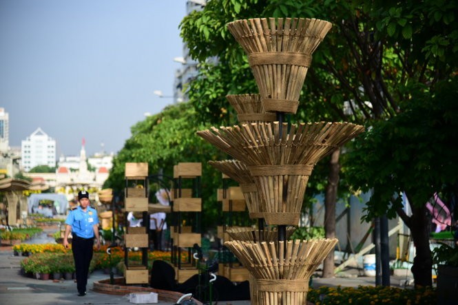 Nhiều bối cảnh dùng chất liệu tự nhiên là mây tre để trang trí - Ảnh: HỮU THUẬN Ngắm đường hoa Nguyễn Huệ Tết Đinh Dậu 2017 trước khai mạc