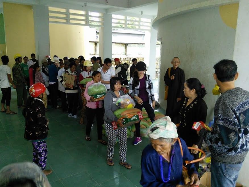 Trao nhiều phần quà Tết tới đồng bào nghèo ảnh 4 a tribuu.jpg