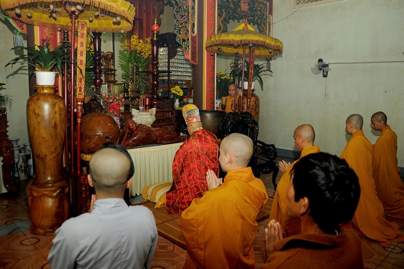 Kon Tum: Hoạt động tri ân, lễ Phật nhân Tết Đinh Dậu ảnh 2 2 Dang huong bai to.jpg