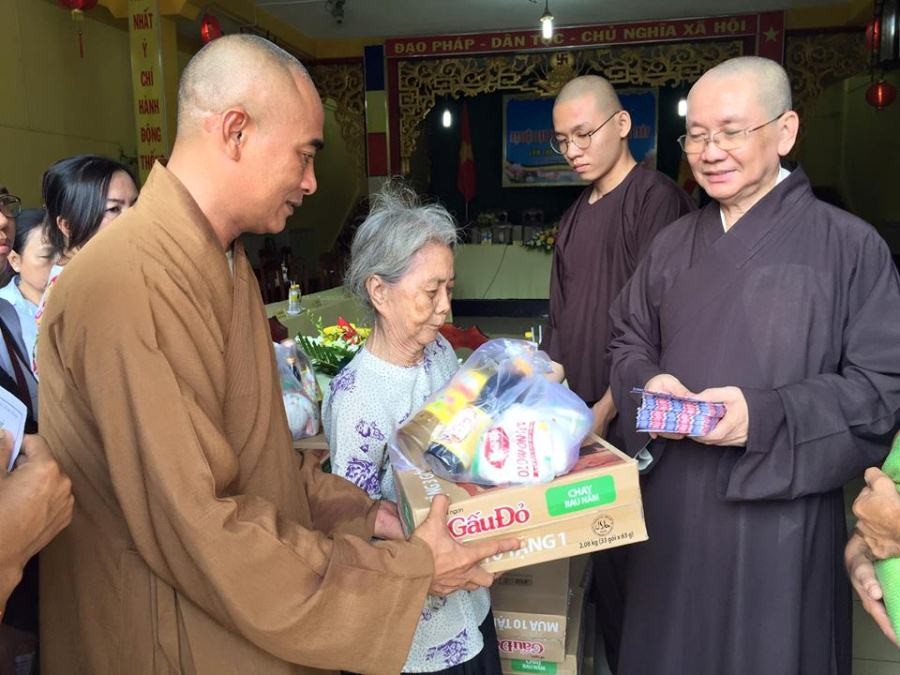 Thay Quy trao qua cho nguoi gia ngheo.jpg