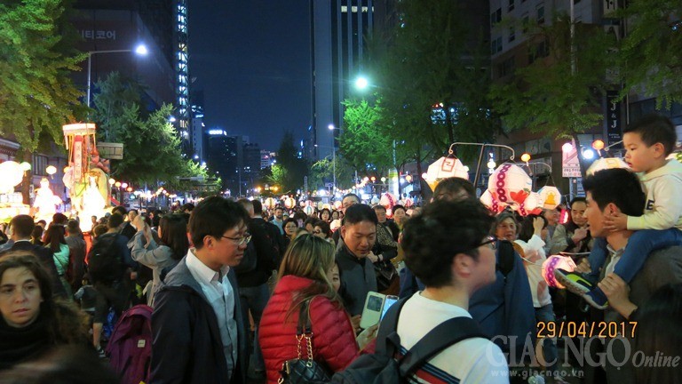 Đoàn Phật giáo VN tham dự lễ hội lồng đèn hoa sen ảnh 11 11.jpg