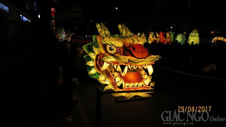 Đoàn Phật giáo VN tham dự lễ hội lồng đèn hoa sen ảnh 6 6.jpg