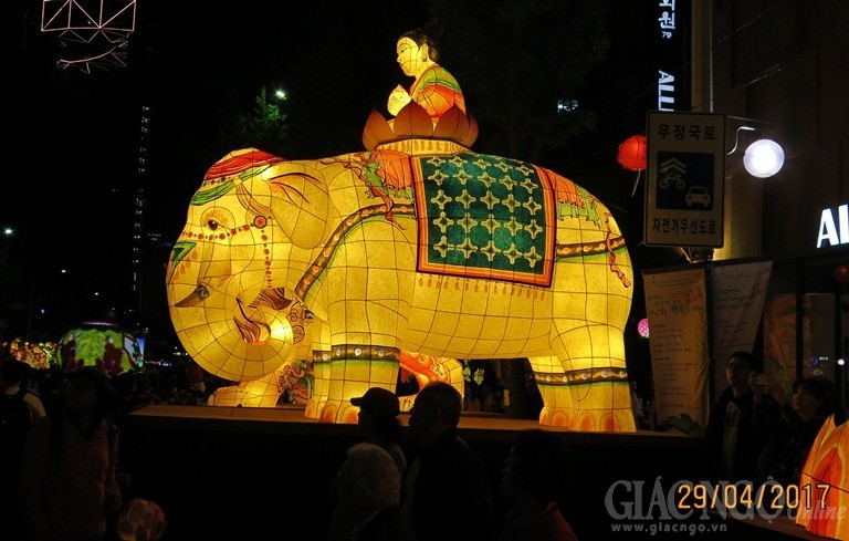 Đoàn Phật giáo VN tham dự lễ hội lồng đèn hoa sen ảnh 7 7.jpg