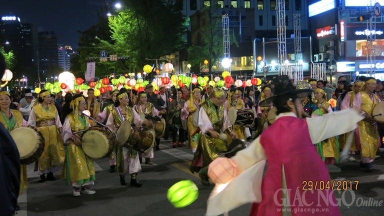 Đoàn Phật giáo VN tham dự lễ hội lồng đèn hoa sen ảnh 9 9.jpg