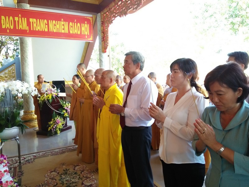 Bến Tre: PG H.Thanh Phú tổ chức Đại lễ Phật đản ảnh 2 5 - Dâng hương cúng dường.jpg