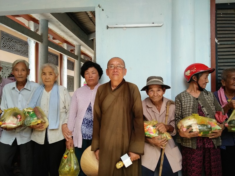 Bến Tre: PG H.Thanh Phú tổ chức Đại lễ Phật đản ảnh 3 8- TT. Trụ trì tặng quà đến bà con nghèo.jpg