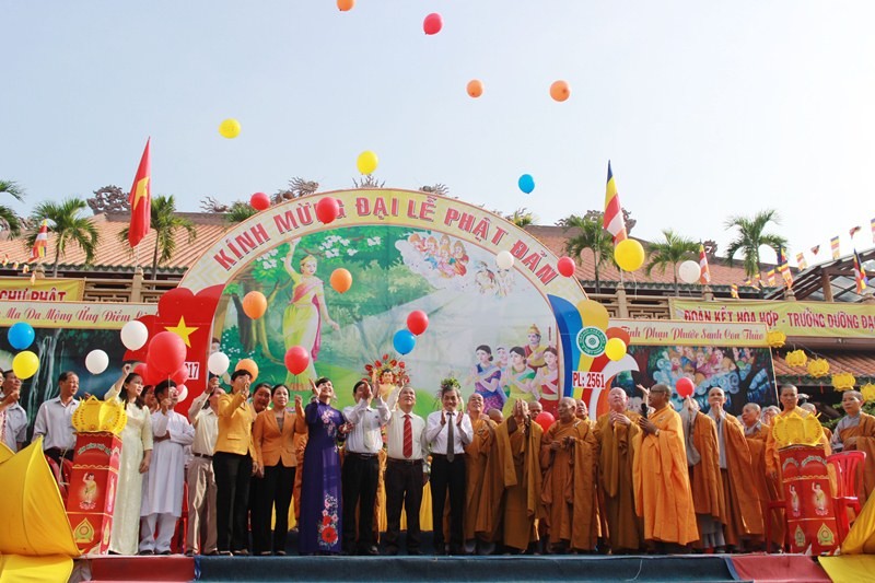 Trang nghiêm Đại lễ Phật đản tại Q.Tân Bình ảnh 10 16tb.jpg