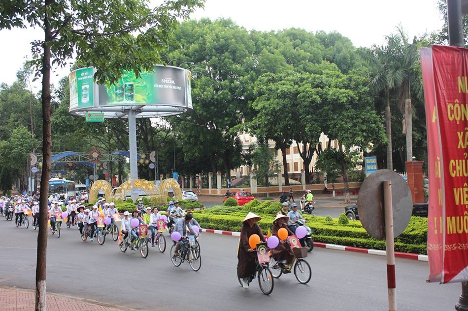 Bạn trẻ đạp xe kính mừng Phật đản ở Buôn Ma Thuột ảnh 2 a dak lak 2.jpg