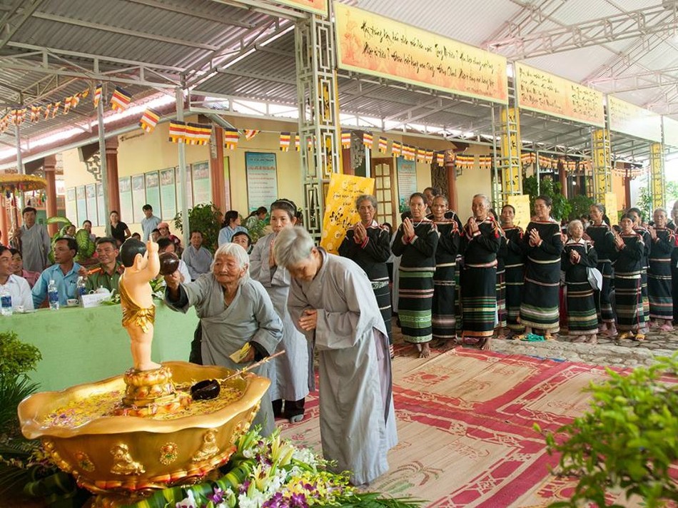 Đồng bào dân tộc huyện Lắk kính mừng Phật đản ảnh 4 11l.jpg
