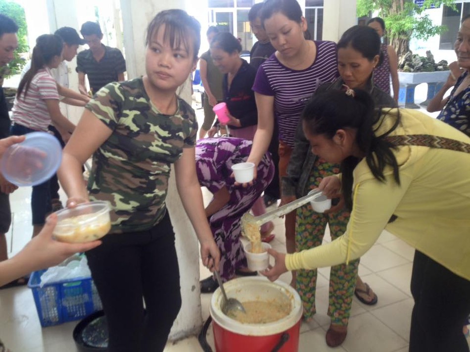 Trao 800 suất cháo, sữa cho bệnh nhân nghèo ảnh 1 HANH.jpg