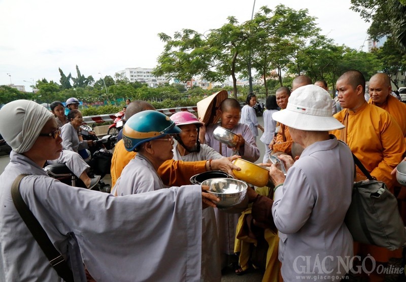 Giả sư chèo kéo, xin tiền Phật tử trên địa bàn Q.1 ảnh 2 4.jpg