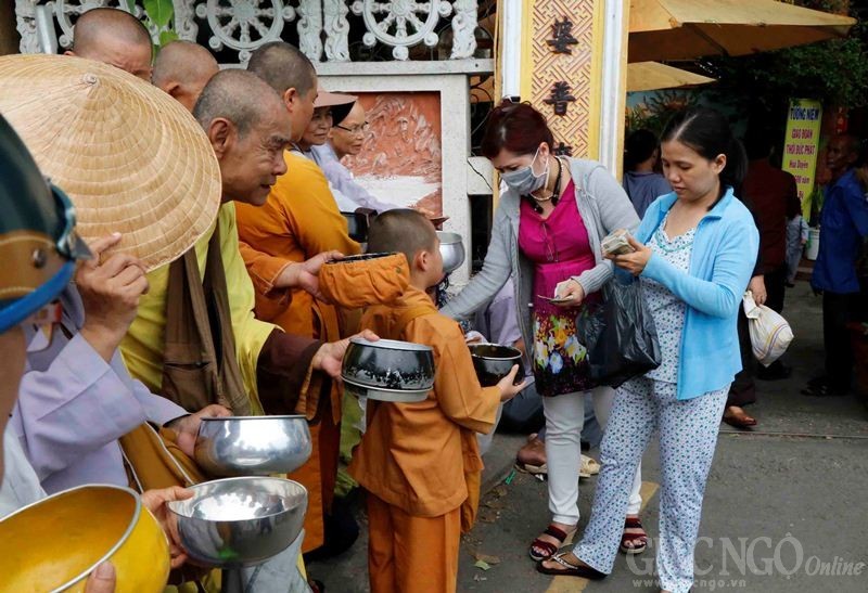 Giả sư chèo kéo, xin tiền Phật tử trên địa bàn Q.1 ảnh 3 6.jpg