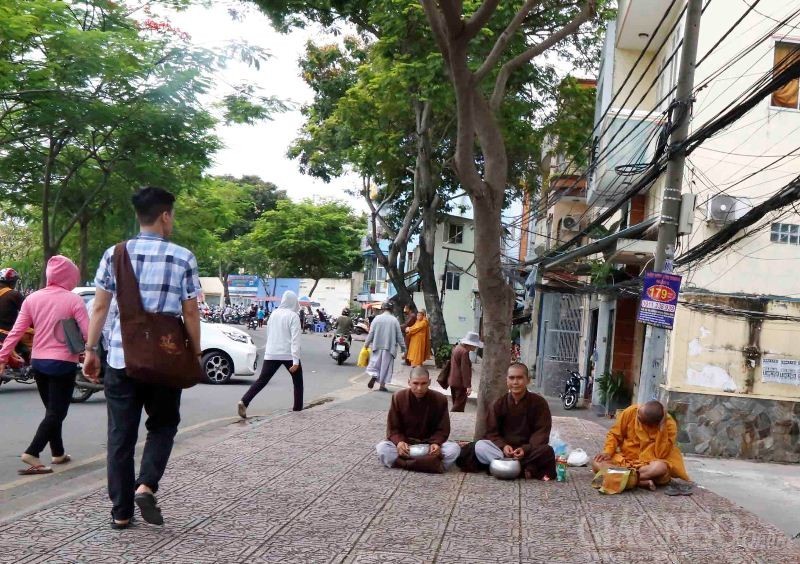 Giả sư chèo kéo, xin tiền Phật tử trên địa bàn Q.1 ảnh 4 7.jpg