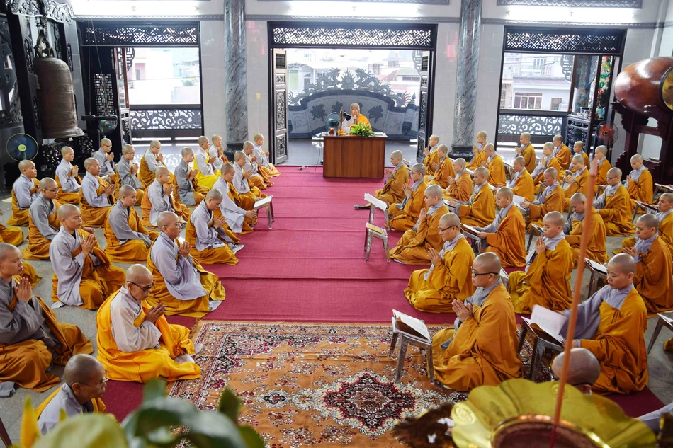 ĐẠI LỄ PHẬT ĐẢN TRANG NGHIÊM TẠI CHÙA KIM SƠN TỈNH CÀ MAU ĐÔNG NGHẸT NGƯỜI THAM GIA