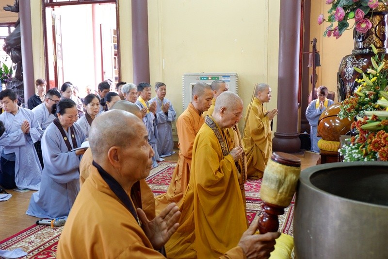 1- Lễ quy Y Tam Bảo tại chánh điện chùa Phổ Quang.JPG
