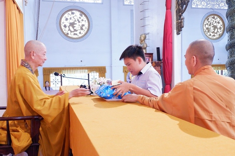 3- HT. Thích Trí Quang phát thưởng.JPG