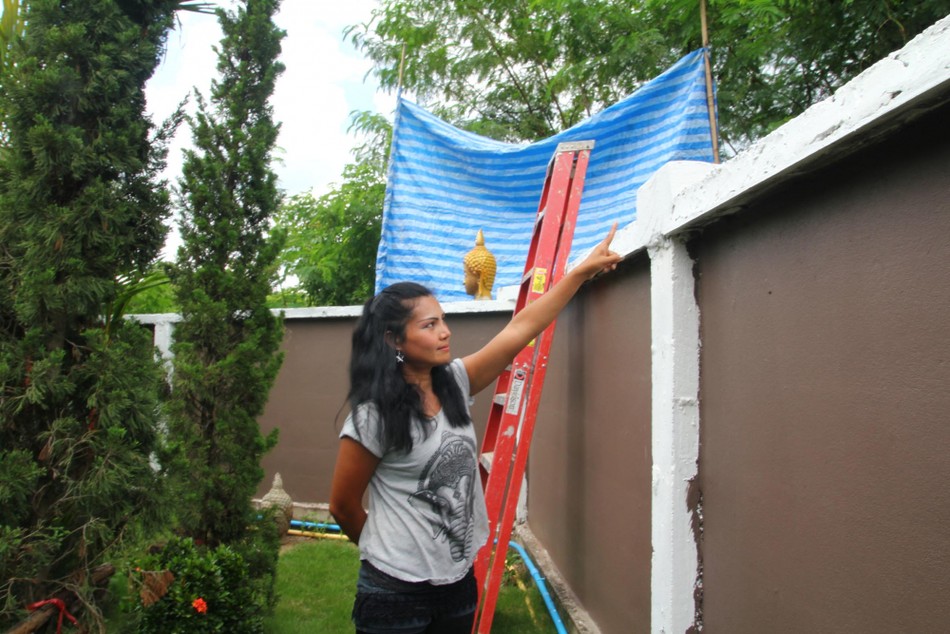 Cô Nualchan chỉ các vị trí đã được tháo gỡ 3455e4b20c16b77b4d9d621cde4a5f32.jpeg