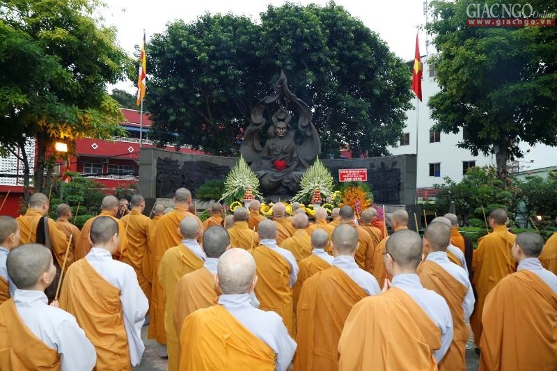 Dâng hương tưởng niệm Bồ-tát Thích Quảng Đức ảnh 4 vvt 17.jpg