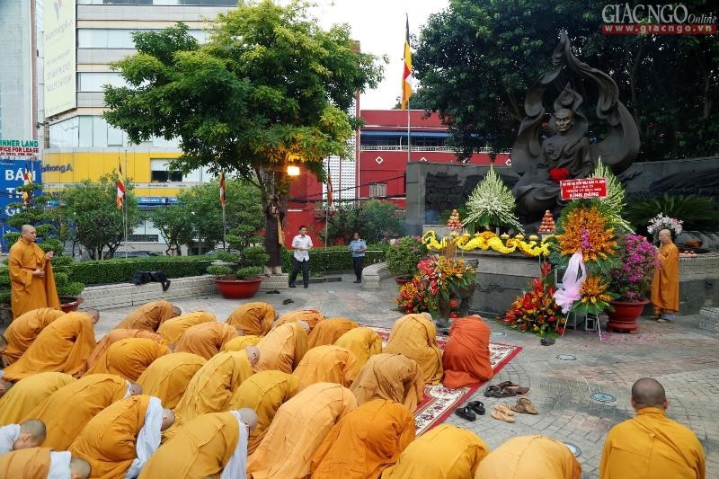 Dâng hương tưởng niệm Bồ-tát Thích Quảng Đức ảnh 2 vvt 19.jpg