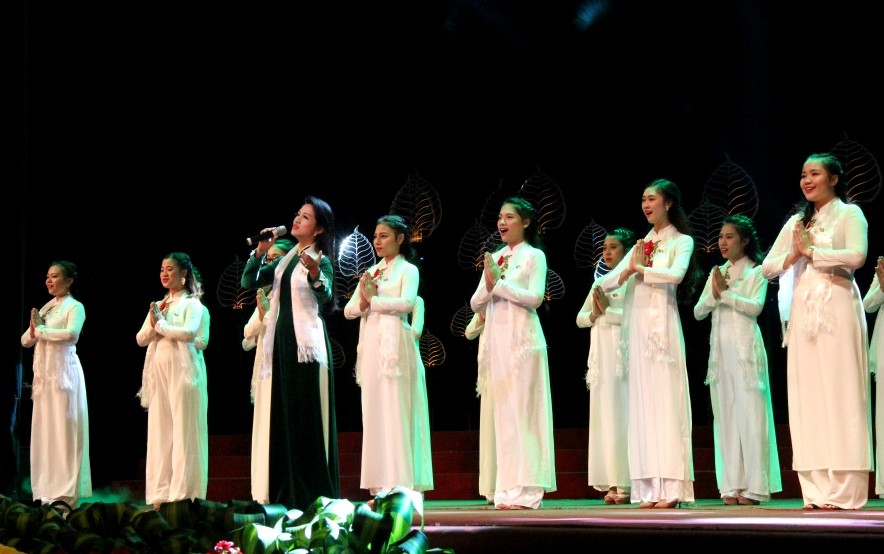 Đêm nghệ thuật “Việt Nam Phật tâm ca” mừng Đại hội ảnh 3 4.jpg