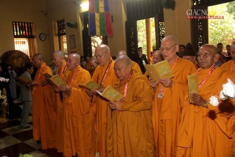 Lễ cầu nguyện trước giờ khai mạc Đại hội VIII ảnh 9 w cang03.jpg