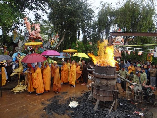 Tổ đình Linh Quang rót đồng đúc tượng và chuông ảnh 2 DSC01131.jpg