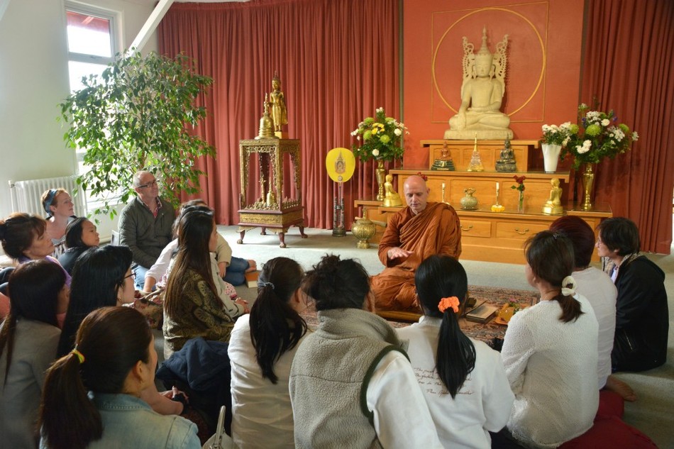 Ajahn-Jayasaro-with-laity-by-Somkid-30-05-14-46-1024x682.jpg