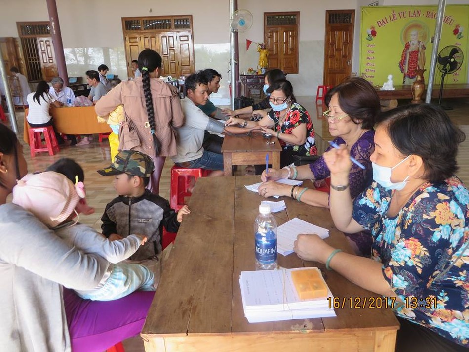 phuoc vien kham benh (1).jpg