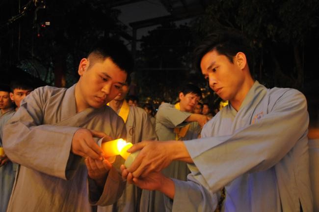 Đêm hoa đăng kỷ niệm Phật thành đạo ở Hà Nội ảnh 13 a chuabang 14.jpg