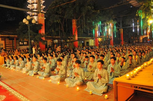 Đêm hoa đăng kỷ niệm Phật thành đạo ở Hà Nội ảnh 17 a chuabang 2.jpg