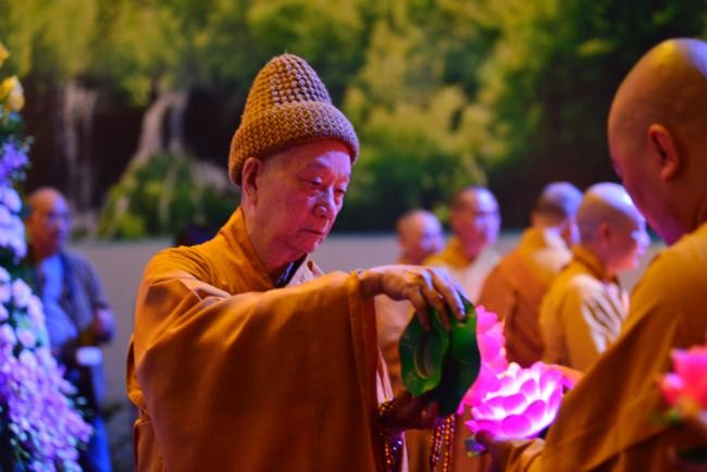 Đêm hoa đăng kỷ niệm Phật thành đạo ở Hà Nội ảnh 8 a chuabang 20.jpg