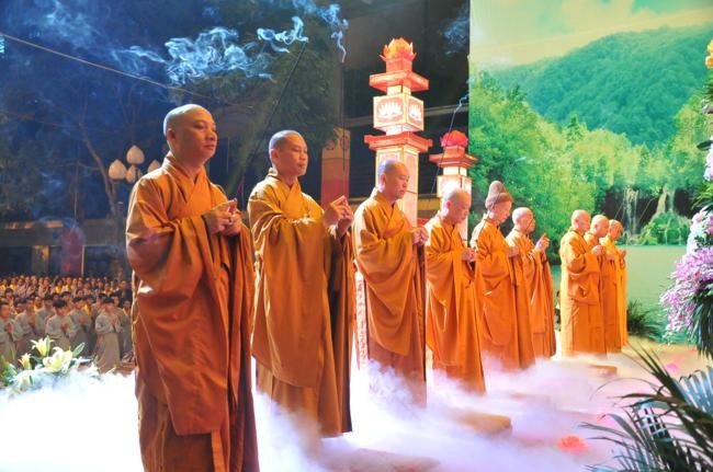 Đêm hoa đăng kỷ niệm Phật thành đạo ở Hà Nội ảnh 4 a chuabang 21.jpg